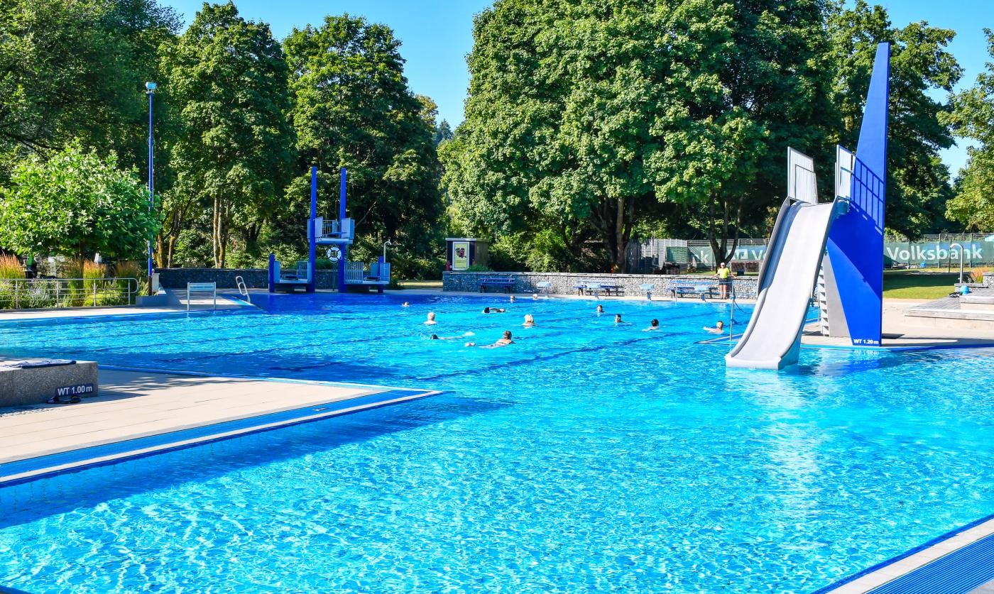 Schwimmbecken mit Rutsche